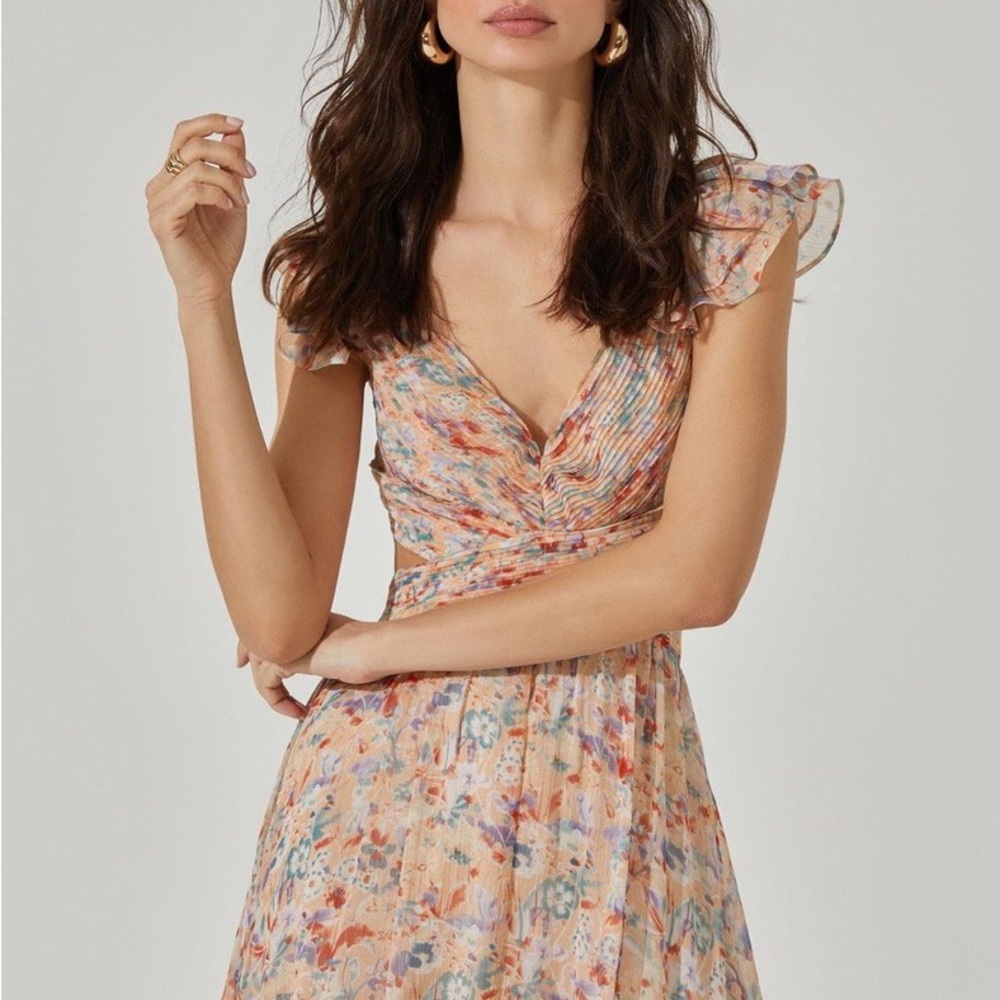 ASTR The Label Primrose Floral Strappy Back Maxi Peach Dress - Picture 2 of 9